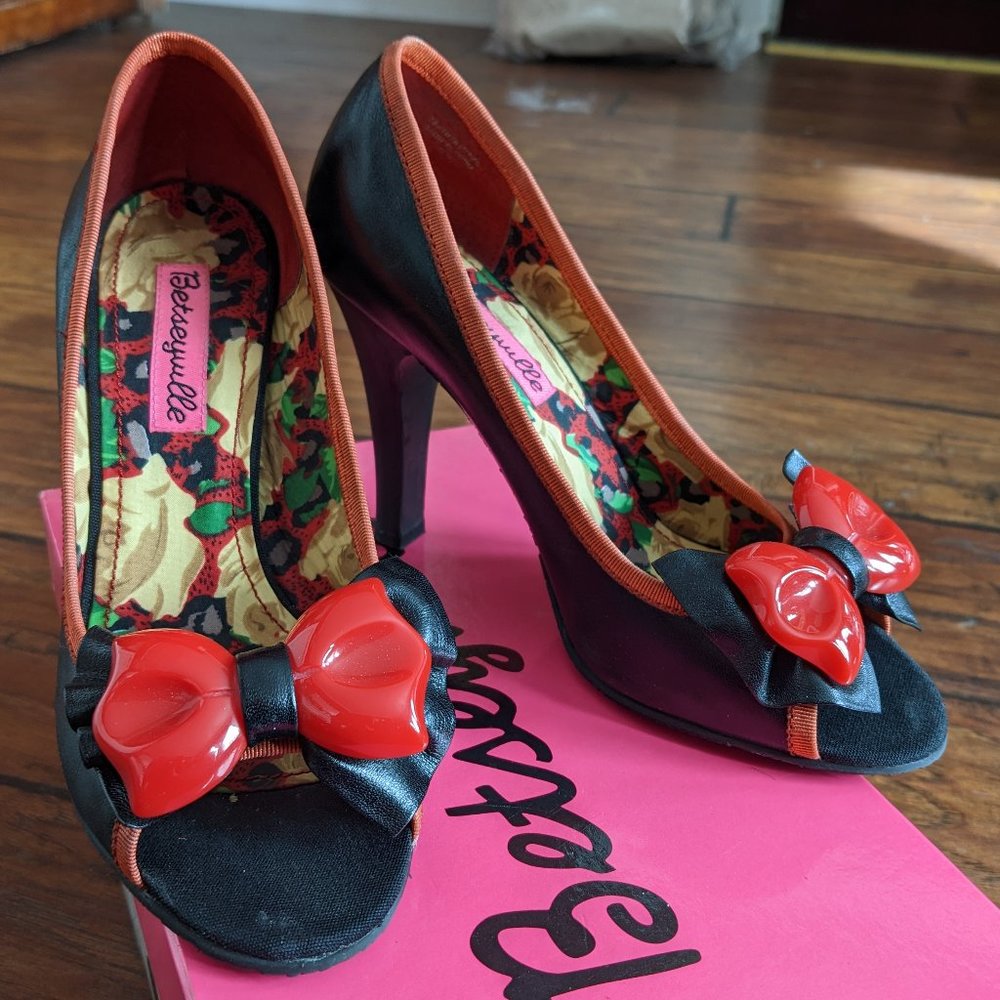 Betsey Johnson Betseyville Lara Retro Bow Pumps